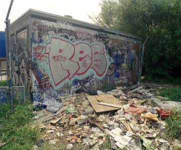 83272 Gezicht op een transformatorhuisje met graffiti in het zuidelijke deel van het Griftpark te Utrecht. Op de ...